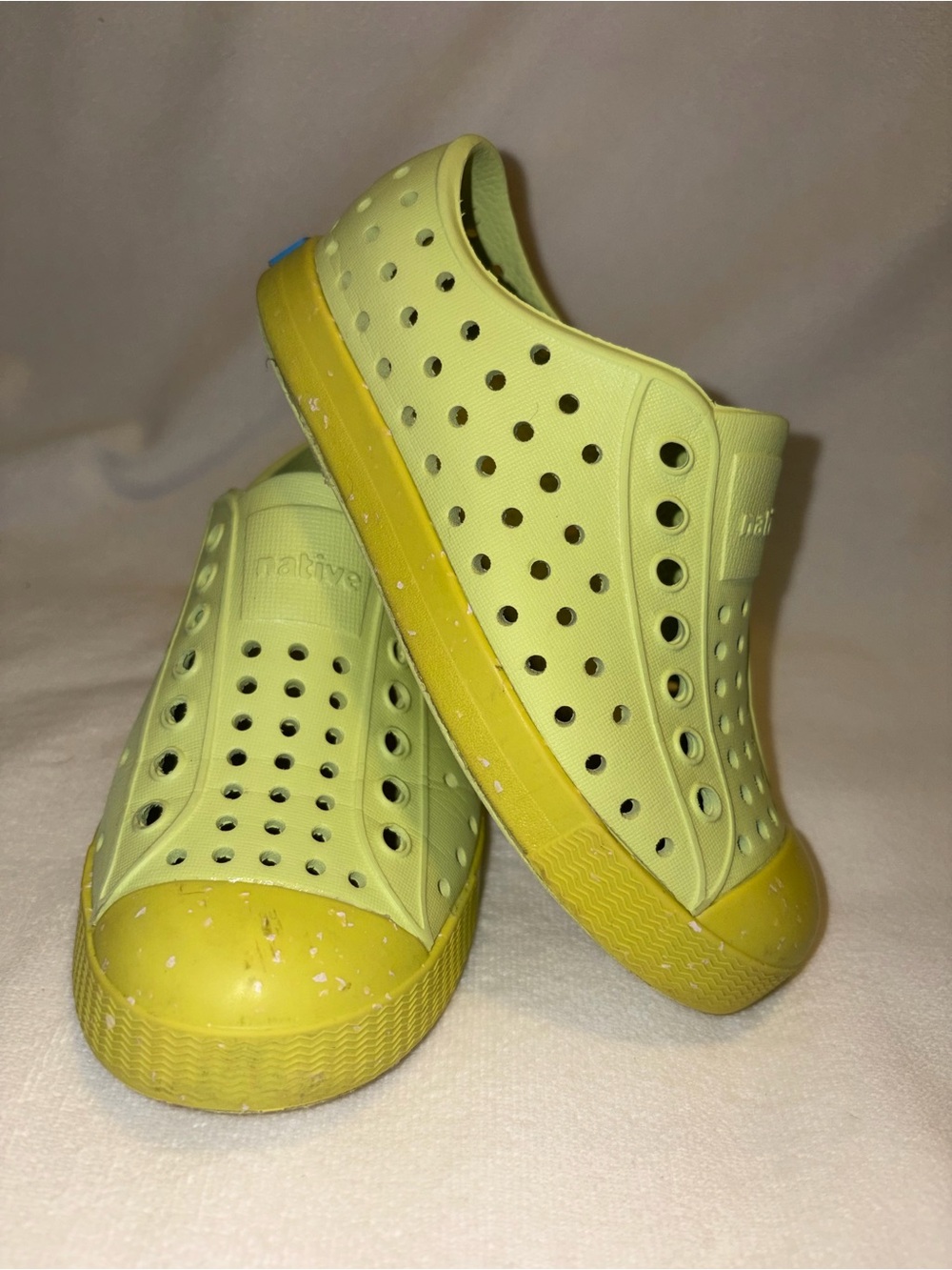 Native Jefferson Slip-On shoes yellow/green kid size 10